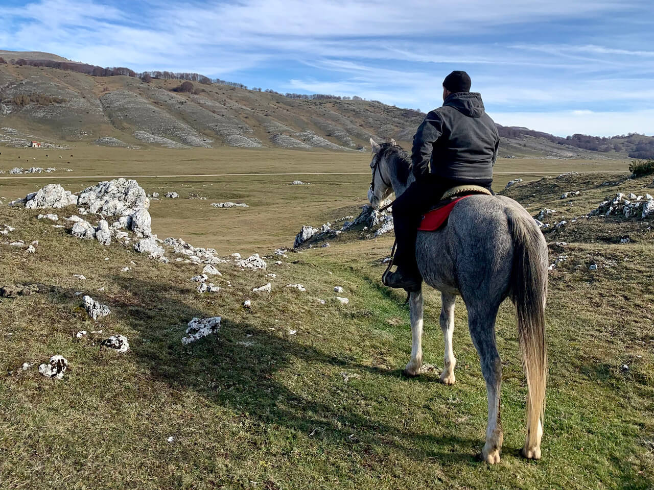 Trekking Equestre tra i Monti Simbruini: una giornata a cavallo con pranzo in Rifugio - Strike Adventure