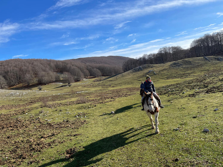 Trekking Equestre tra i Monti Simbruini: una giornata a cavallo con pranzo in Rifugio - Strike Adventure