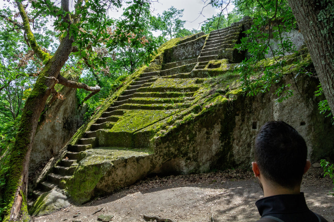 Trekking Escursione tra storia e natura: la piramide etrusca e il sito di S.Cecilia – Area Archeologica di Bomarzo, Lazio | Strike Adventure