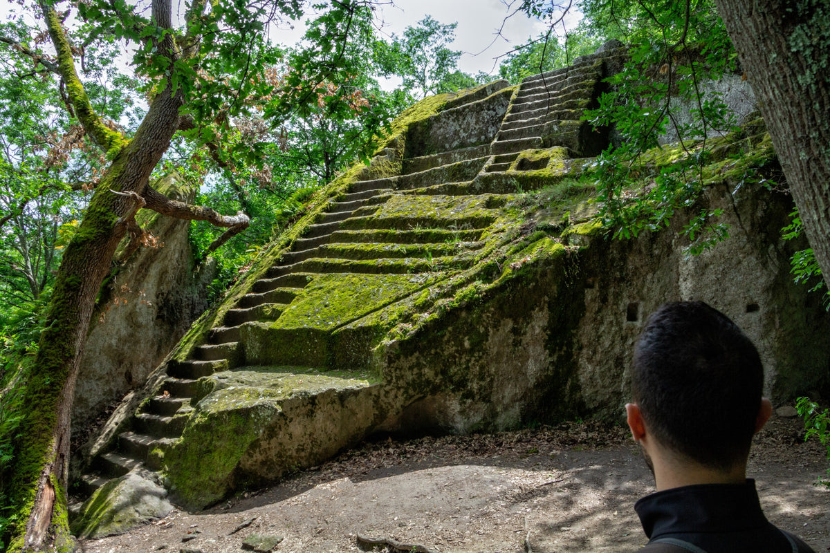 Trekking Escursione tra storia e natura: la piramide etrusca e il sito di S.Cecilia – Area Archeologica di Bomarzo, Lazio | Strike Adventure