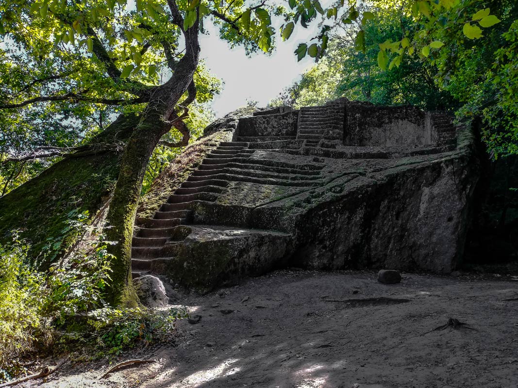 Trekking Escursione tra storia e natura: la piramide etrusca e il sito di S.Cecilia – Area Archeologica di Bomarzo, Lazio | Strike Adventure