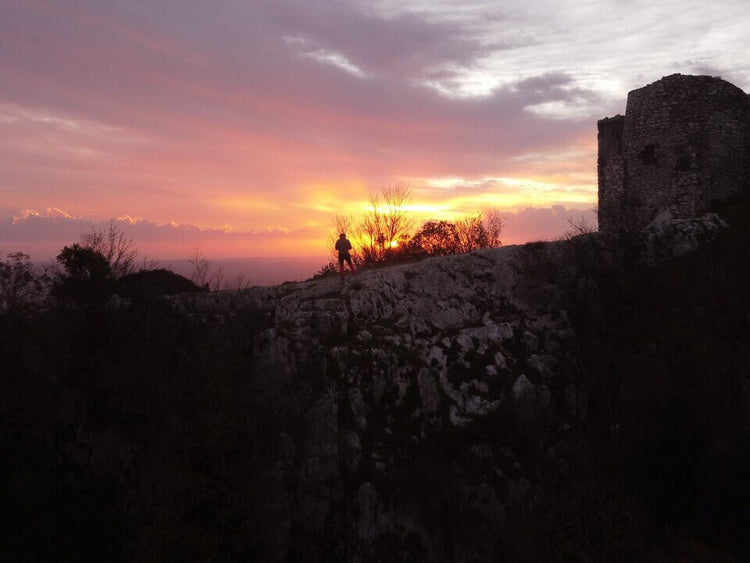 Trekking Il Monte Soratte e i suoi eremi al tramonto – Riserva Naturale Regionale Monte Soratte, Lazio | Strike Adventure