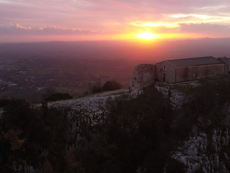 Trekking Il Monte Soratte e i suoi eremi al tramonto – Riserva Naturale Regionale Monte Soratte, Lazio | Strike Adventure