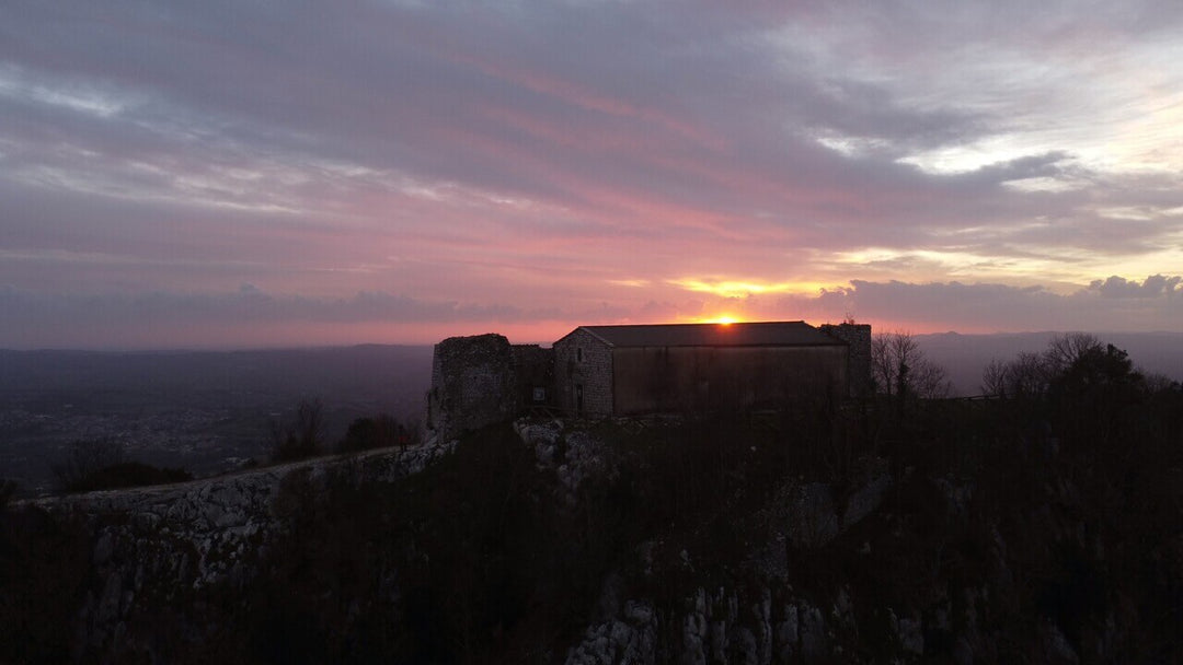 Trekking Il Monte Soratte e i suoi eremi al tramonto – Riserva Naturale Regionale Monte Soratte, Lazio | Strike Adventure