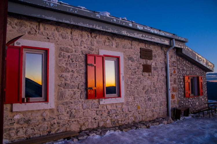 Trekking in Ciaspola con notte stellata dai 2102m del Rifugio V.Sebastiani - Strike Adventure