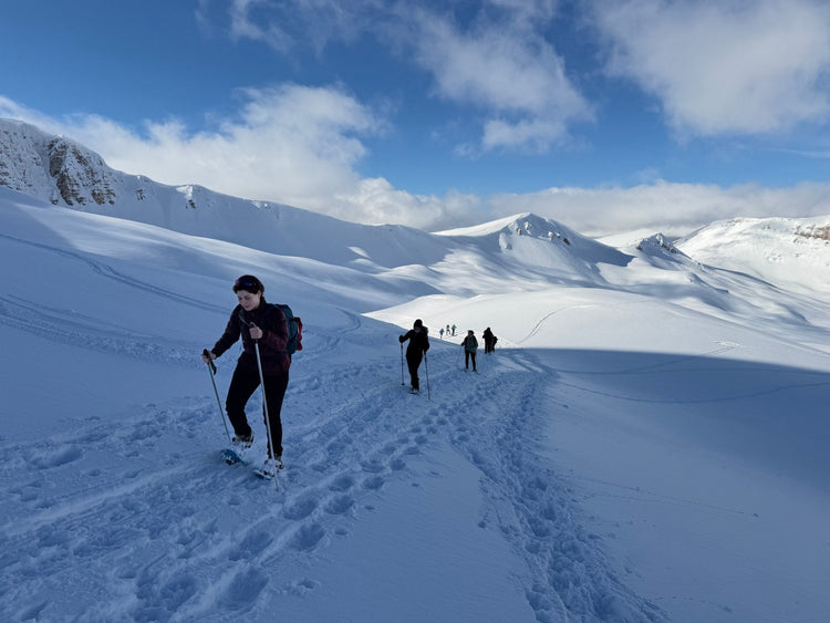 Trekking Trekking in Ciaspola con notte stellata dai 2102m del Rifugio V.Sebastiani – Parco Naturale Regionale Sirente Velino, Abruzzo | Strike Adventure