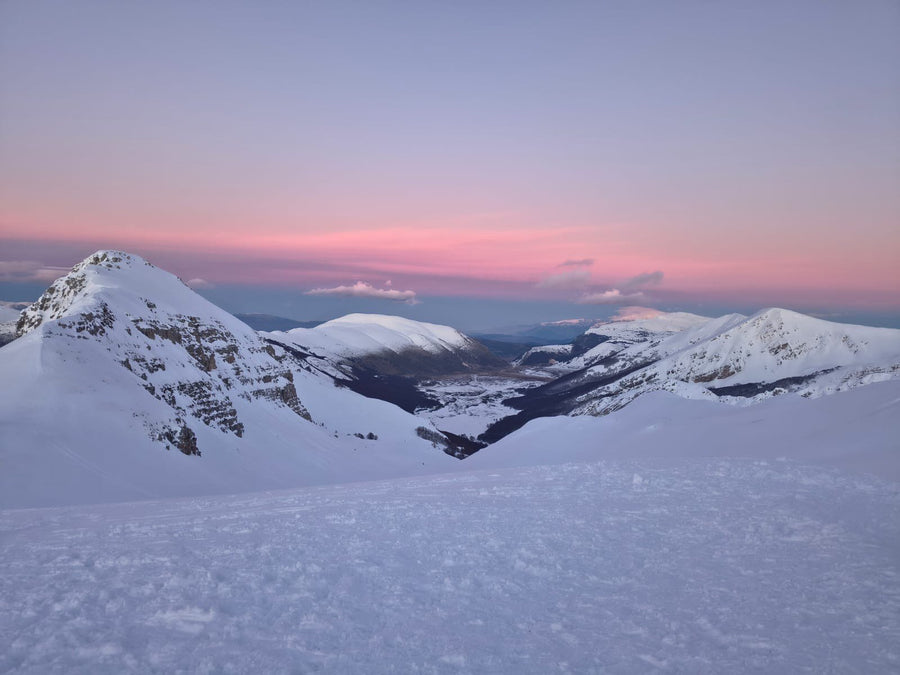 Trekking Trekking in Ciaspola con notte stellata dai 2102m del Rifugio V.Sebastiani – Parco Naturale Regionale Sirente Velino, Abruzzo | Strike Adventure