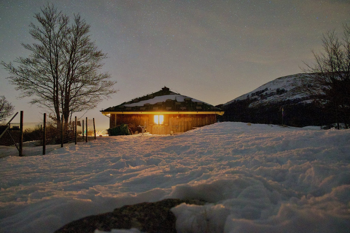 Trekking in Ciaspola + Sunset Experience e Notte stellata al Rifugio della Cicerana - Strike Adventure