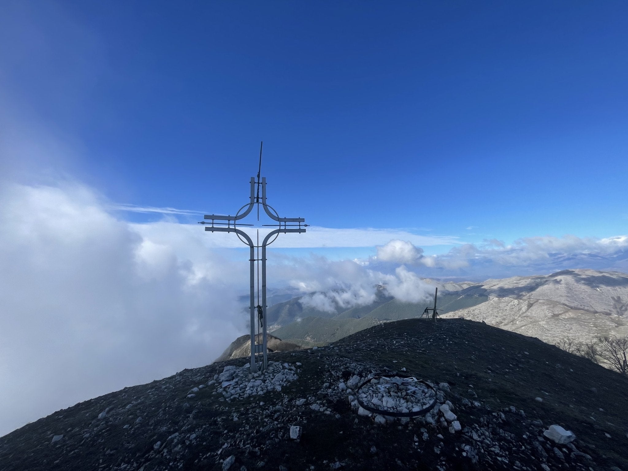 X Training al Monte Cairo, panorami e storia della montagna solitaria - Strike Adventure