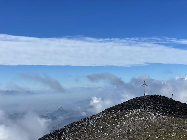 X Training al Monte Cairo, panorami e storia della montagna solitaria - Strike Adventure