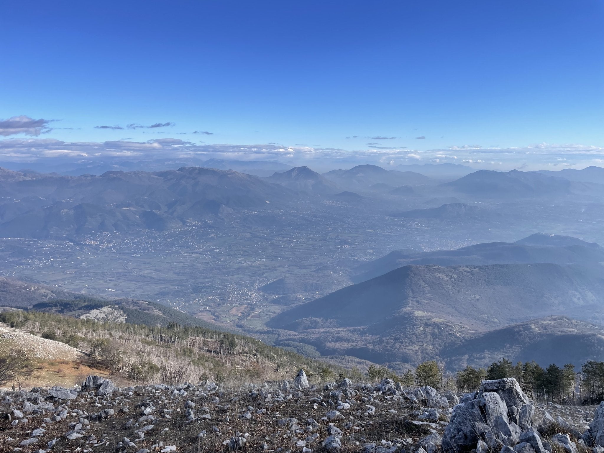 X Training al Monte Cairo, panorami e storia della montagna solitaria - Strike Adventure
